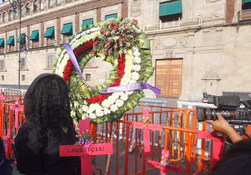 JORNADA DE LUTO NACIONAL. Organizaciones feministas realizaron, frente a Palacio Nacional, una jornada de “luto nacional” en contra de los feminicidios. Exigieron decretar una alerta de violencia de género federal y destinar mayores recursos a la prevención. También hubo movilizaciones en Nuevo León, Aguascalientes, Tabasco, Sonora y Puebla.