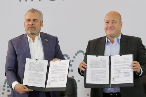 Los gobernadores de Michoacán, Alfredo Ramírez Bedolla (izquierda), y de Jalisco, Enrique Alfaro, firmaron, ayer en Morelia, Michoacán, un convenio de colaboración en materia de seguridad con el fin de frenar actos delictivos que se originan en la zona limítrofe de ambos estados.