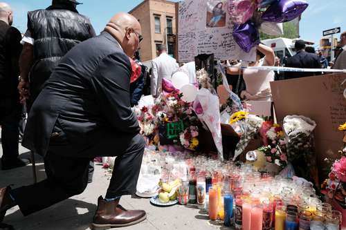 En calles del sur del Bronx, en Nueva York, los vecinos improvisaron ayer un altar con veladoras, globos, flores y mensajes en memoria de una niña de 11 años que resultó herida en un tiroteo el pasado lunes y murió ayer. Políticos, residentes, policías y miembros de agrupaciones de lucha social participaron en una marcha para exigir el fin de la violencia armada.