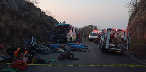 Trece trabajadores de una empresa productora de moras perecieron y 20 resultaron heridos cuando el autobús en que se trasladaban del municipio de Tuxcueca al de Jocotepec, en Jalisco, chocó contra un paredón ubicado a un costado de la carretera que va a Citala. Presumiblemente, la causa del accidente fue una falla en los frenos del vehículo. Unidades de emergencia, Protección Civil del estado, así como de Chapala, Jocotepec, Cocula y Mazamitla se trasladaron a prestar auxilio a los lesionados.