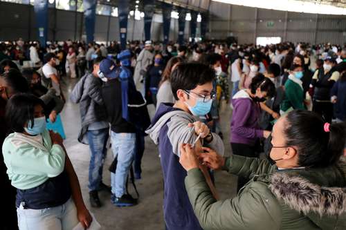 Los adultos que acompañen a los menores deberán llevar el acta de nacimiento y CURP.