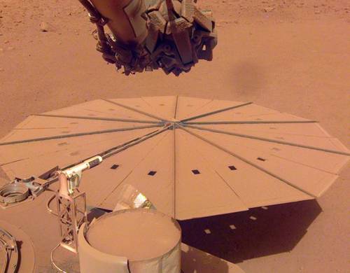 Tras cuatro años en Marte, InSight terminará su misión a fines de este año. Su legado de datos ayudará a la comprensión de la formación del planeta, señaló la NASA. Equipada con un sismómetro ultrasensible, que se apagará en julio, la sonda registró más de mil 300 “sismos”, incluido uno de magnitud 5 el 4 de mayo, el mayor hasta ahora. Pronto se agotarán sus baterías. La imagen, del 24 de abril, muestra uno de los paneles solares cubierto de polvo.