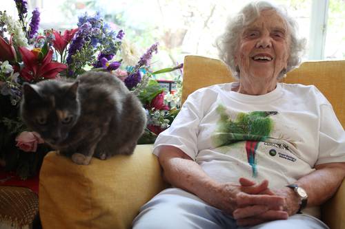  En entrevista en su casa, Elena Poniatowska muestra la playera que usa y dice: “Traigo un perico, el emblema de la entrevista y del periodismo”. Foto José Antonio López