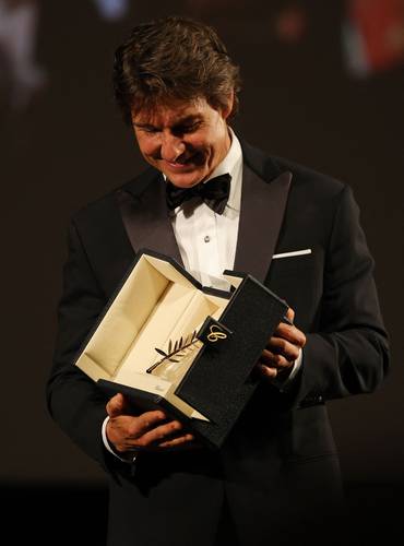 En el certamen cinematográfico, Tom Cruise recibió la Palma de Oro honorífica. Antes de la ceremonia, el actor protagonizó un espectáculo al llegar en helicóptero mientras el cielo era pintado con los colores de la bandera francesa.