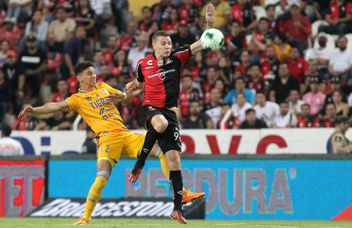 Los rojinegros golearon 3-0 a los Tigres en semifinal de ida; la vuelta se jugará el sábado en Monterrey.