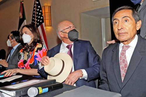 El embajador Ken Salazar y el titular de Hacienda, Rogelio Ramírez de la O (derecha), durante la reunión realizada ayer en un hotel capitalino.