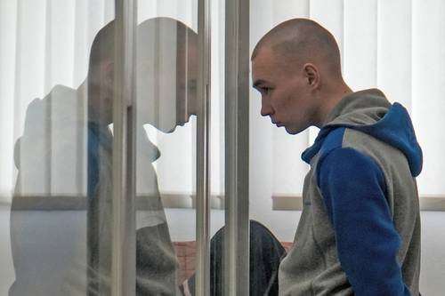 El sargento ruso Vadim Shishimarin, de 21 años de edad, comparece ante un tribunal durante una audiencia en Kiev, Ucrania. Enfrenta el primer juicio por crímenes de guerra desde el comienzo del conflicto bélico, en el cual confesó que le disparó a un civil por orden de dos oficiales y suplicó a la viuda de su víctima que lo perdonara.