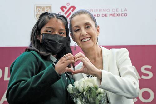 La jefa de Gobierno, Claudia Sheinbaum, en esta imagen con una alumna de la secundaria República de Francia, señaló que en las relaciones de pareja entre adolescentes deben acabar los actos de violencia que se ejercen principalmente contra las mujeres.