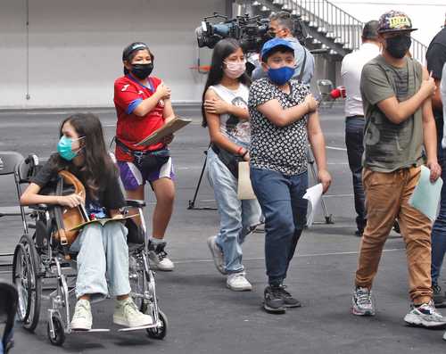 Decenas de menores acudieron a la Sala de Armas de la Ciudad Deportiva de la Magdalena Mixiuhca para recibir la vacuna contra el covid.