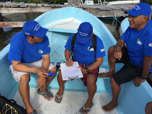 Pescadores artesanales, legales y organizados en Quintana Roo, conformaron un grupo de vigilancia comunitaria, ante la ausencia de las autoridades y la alta incidencia de la pesca ilegal.  R. Villegas