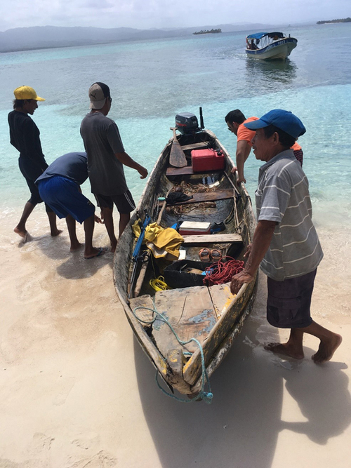 Pescadores artesanales indígenas de la Comarca Guna Yala, Panamá.  A. Flores