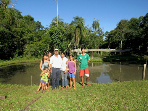 Familia de acuicultores de pequeña escala de Paraguay.  A. Flores