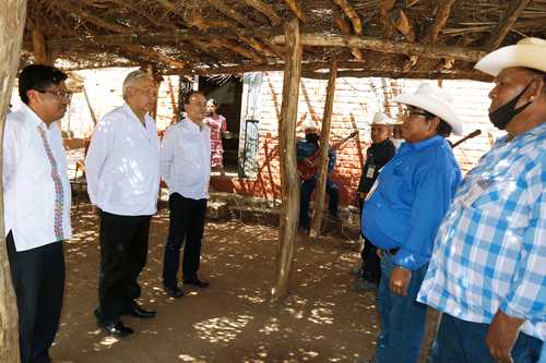 El presidente Andrés Manuel López Obrador acudió a Mesa Colorada, Sonora, donde la comunidad guarijía le presentó un pliego de peticiones.