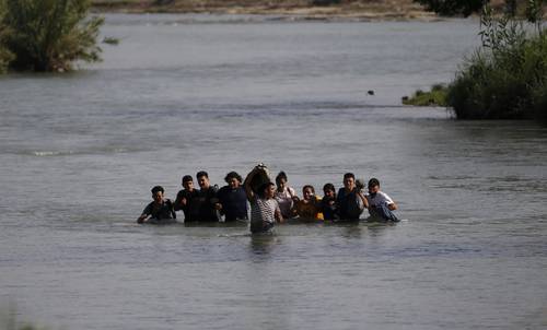 Un grupo de migrantes, la mayoría de Nicaragua, cruzan el río Bravo hacia la ciudad de Eagle Pass, Texas, que colinda con Piedras Negras, Coahuila.
