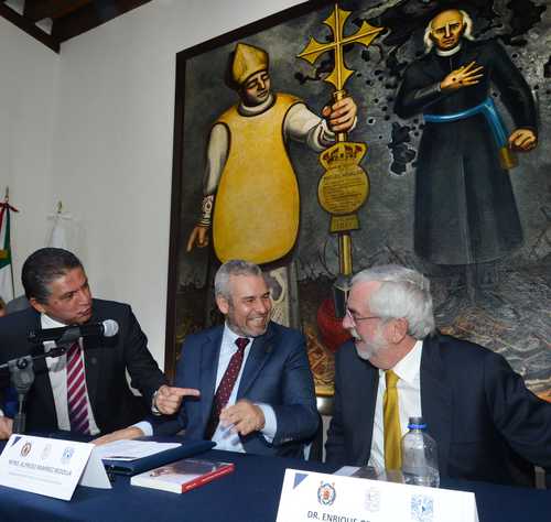El rector de la Universidad Nicolaíta, Raúl Cárdenas Navarro; el gobernador de Michoacán, Alfredo Ramírez Bedolla, y Enrique Graue Wiechers, rector de la UNAM, luego de firmar dos convenios de colaboración académica.
