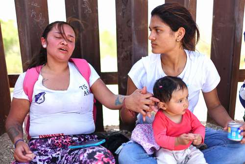 La deportación es muy preocupante para los migrantes en Estados Unidos. En imagen de ayer, colombianas toman un descanso en la ciudad de Yuma, Arizona.