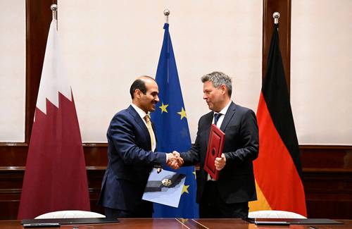 El ministro de Economía y Protección del Clima de Alemania, Robert Habeck (derecha), y el titular de Energía de Qatar, Saad Sherida al-Kaabi, firman un acuerdo de asociación energética, como la proveeduría de gas a partir de 2024.