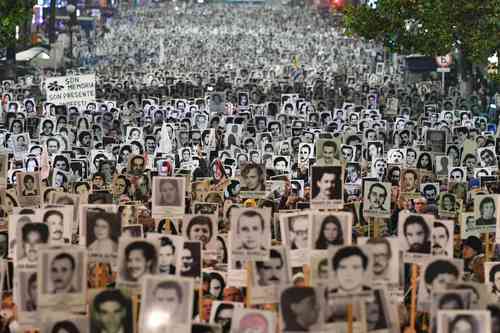 Luego de dos años sin ser realizada de forma presencial debido a la pandemia de covid-19, miles asistieron a la 27 Marcha del Silencio en homenaje a los casi 200 desaparecidos durante la dictadura cívico-militar que padeció Uruguay entre 1973 y 1985. Bajo la consigna “¿Dónde están? La verdad sigue secuestrada. Es responsabilidad del Estado”, se registraron 35 movilizaciones en todos los departamentos del país y actividades en 12 naciones, y se distribuyeron 22 mil fotografías con código QR con la historia de las personas ausentes que fueron víctimas de la represión.