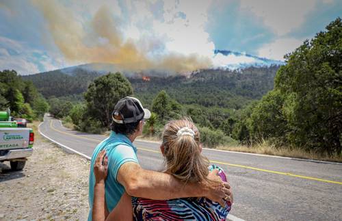 Residentes del municipio de Arteaga, Coahuila, observan un incendio forestal en los alrededores del ejido La Carbonera. Al menos 11 conflagracio-nes, en lo que va del año en la entidad, han consu-mido más de mil 350 hectáreas.