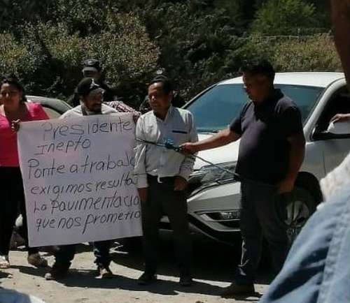 El presidente municipal perredista de Mineral del Chico, Hidalgo, Alfredo Hernández Morales, fue retenido más de tres horas por habitantes de la localidad La Presa, quienes le reclamaron el incumplimiento de su promesa de pavimentar un camino vecinal que une ese poblado con la comunidad La Estanzuela. El edil aceptó firmar una minuta para llevar a cabo la obra.