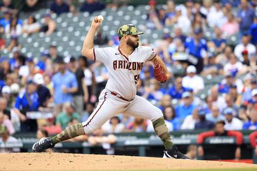 Humberto Castellanos se anotó la victoria de los Diamondbacks de Arizona sobre los Cachorros de Chicago (10-6), en un juego de jonrones en el Wrigley Field. El mexicano aceptó tres carreras y cinco hits en cinco entradas y un tercio, antes de abandonar el montículo con una ventaja de 8-3. El venezolano David Peralta disparó dos jonrones, mientras Alek Thomas y Christian Walker añadieron garrotazos solitarios para que Arizona ganara su segundo duelo consecutivo tras una racha de seis tropiezos.