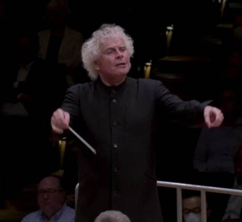 El director británico volvió al podio de la Filarmónica de Berlín y recorrió en una hora la obra del compositor ruso.