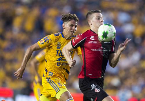 Igor Lichnovsky, de Tigres, disputa el balón con Julio Furch durante el segundo tiempo de la semifinal en Monterrey.