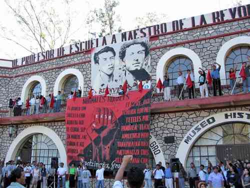 Homenaje a Lucio Cabañas en la Normal Isidro Burgos, quien fuera alumno de este plantel entre 1956 y 1962.