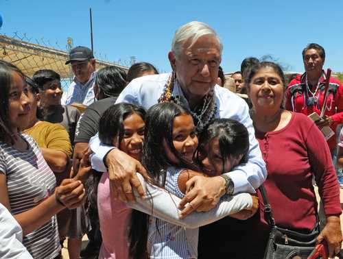 El presidente Andrés Manuel López Obrador encabezó la exposición del Plan de Desarrollo Integral del Pueblo Seri, realizada en la escuela primaria indígena Guadalupe Victoria.