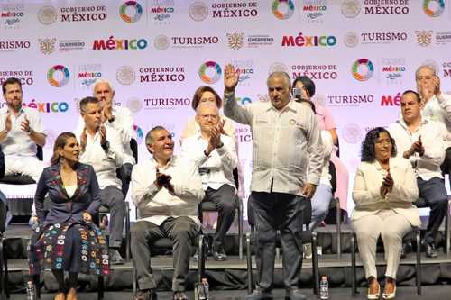 Miguel Torruco Marqués (de pie) se encargó de la inauguración del Tianguis Turístico 2022 en Acapulco, Guerrero. Lo acompañan varios gobernadores y el secretario de Gobernación.