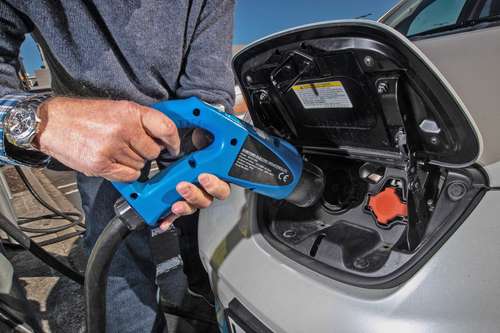 La facturación de JAC México creció durante abril 171 por ciento, apuntalada por las ventas de vehículos ecológicos. En la imagen, aspecto de una carga de electricidad en un auto de Nueva Zelanda.