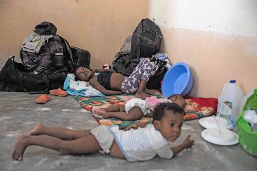 Las pandillas en Haití se apoderan poco a poco del territorio en Puerto Príncipe con una nueva intensidad y brutalidad. La violencia con la que se enfrentan ha horrorizado a ciudadanos que se ven obligados a abandonar sus casas. Han provocado el cierre de escuelas, comercios y hospitales, al tiempo que asaltan nuevos barrios, toman el control de las carreteras y cometen secuestros a diario. En la imagen, un refugio en el barrio de Tabarre, en la capital haitiana.