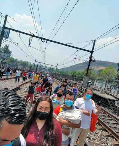 Debido a fallas en la línea A del Metro, usuarios fueron desalojados por las vías el sábado y el domingo.