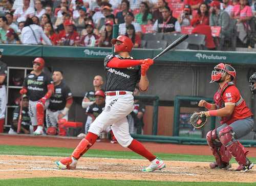 El Gigante de Mulegé, Japhet Amador, bateó un jonrón de tres carreras que devolvió la alegría a los escarlatas en el estadio Alfredo Harp Helú, quienes se impusieron ayer 5-3 a los Piratas de Campeche.