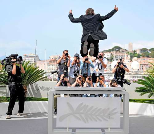 El actor francés Vincent Macaigne salta del podio durante una sesión fotográfica para la película Chronique d'une liaison passagère (Diario de un asunto fugaz), durante el encuentro.