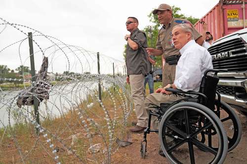 El mandatario texano supervisó ayer la frontera de Eagle Pass con Piedras Negras, Coahuila, al tiempo que emplazó al gobierno de Chihuahua a frenar el flujo de migrantes.