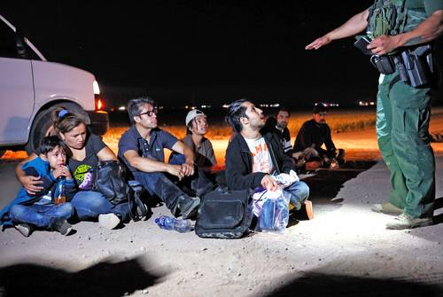 SIGUEN VIGENTES REGULACIONES DE TRUMP Un grupo de migrantes es vigilado en Yuma, Arizona, luego de cruzar la frontera y ser aprehendidos por oficiales estadunidenses el día que vencía el Título 42.