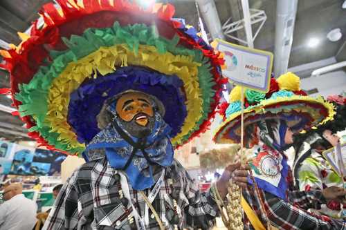 Personas de diferentes partes del país portaron los trajes típicos y en algunos casos disfraces representativos de su estado para llamar la atención de los visitantes al Tianguis Turístico 2022, que se realiza en Acapulco.