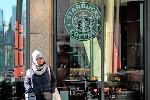 La firma estadunidense Starbucks anunció su retiro definitivo de Rusia, decisión que se conoce luego de que McDonald’s también de-terminó cerrar sus restaurantes y venderlos a un empresario local. La cadena, que dejó de abrir temporalmente sus 130 cafés en Rusia luego de la invasión a Ucrania, señaló en su sitio de Internet que continuará pagando el salario de los 2 mil empleados de sus tiendas durante seis meses.