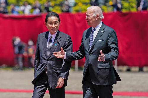  El premier de Japón, Fumio Kishida, y el presidente de EU, Joe Biden, ayer en el palacio Akasaka, en Tokio. Foto Ap