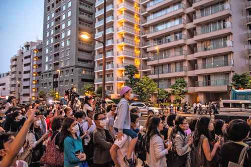  Residentes de la capital de Japón observan el paso de la caravana del jefe de la Casa Blanca, quien realiza su primera gira por Asia. Foto Afp
