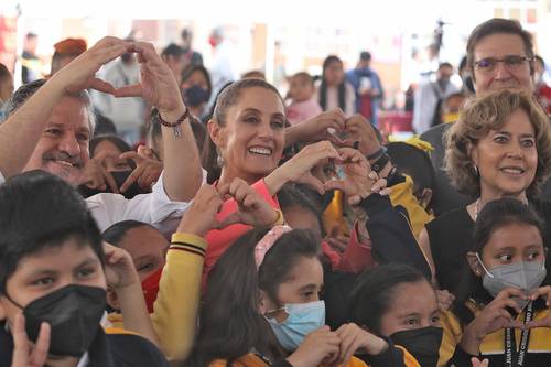 La jefa de Gobierno de la Ciudad de México, Claudia Sheinbaum Pardo, durante la donación de mobiliario escolar por la Fundación Coppel a la Escuela Primaria Juan Crisóstomo Bonilla, en la alcaldía Venustiano Carranza. A su izquierda, la acompañan la secretaria de Educación capitalina, Rosaura Ruiz, y el empresario Agustín Coppel Luke.