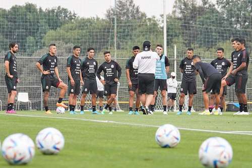 La selección mexicana, con un primer bloque de europeos, se concentró ayer en Dallas.