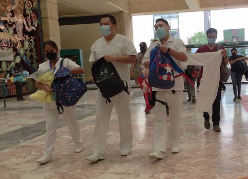 “Parte el alma” que los pacientes con insuficiencia renal deban hacer largos recorridos para recibir sus terapias de diálisis, porque donde viven no hay servicio, señaló el presidente Andrés Manuel López Obrador. La imagen, en el Centro Médico Siglo XXI, en la Ciudad de México.