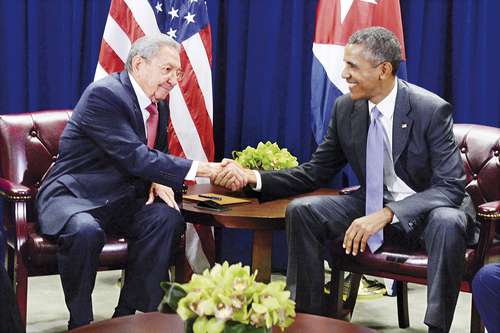 Barack Obama mostró más apertura hacia Cuba que Joe Biden, quien fue su vicepresidente. En la imagen, el ex mandatario estadunidense estrecha la mano de Raúl Castro en la sede de Naciones Unidas, en septiembre de 2015.