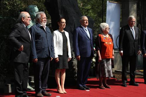 Pablo Gómez, titular de la UIF; Alejandro Encinas, subsecretario de Gobernación; Claudia Sheinbaum, jefa del Gobierno capitalino; el presidente Andrés Manuel López Obrador; Martha Recasens, viuda de Arnoldo Martínez, y Rubén Rocha, gobernador de Sinaloa.