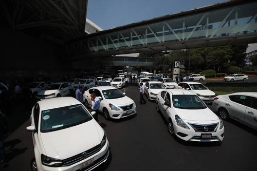 La protesta de trabajadores del volante en los accesos de las terminales 1 y 2 del aeropuerto capitalino afectó a cientos de pasajeros, que debieron caminar desde el Circuito hasta los edificios para abordar sus vuelos.