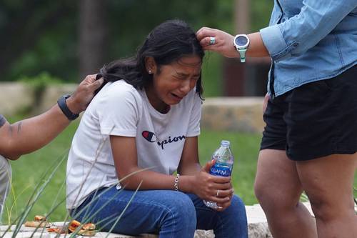 Una menor es consolada afuera del Centro Cívico Willie de Leon, donde se ofrecerá consejería de duelo en Uvalde, Texas, luego del tiroteo perpetrado por un joven de 18 años que mató a 21 personas en la primaria Robb.