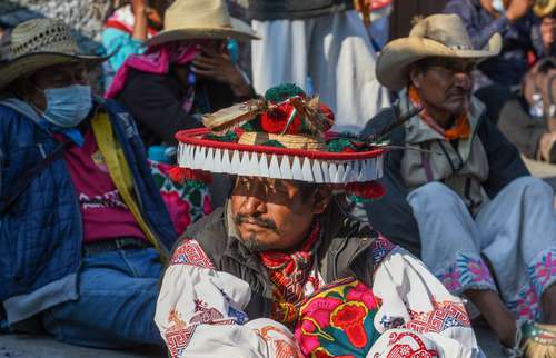 La Caravana de la Dignidad y la Conciencia Wixárika continuó el recorrido que inició el pasado 25 de abril de la sierra norte de Jalisco rumbo a la capital del país, donde esperan los reciba el presidente Andrés Manuel López Obrador. Los indígenas arribaron ayer al municipio mexiquense de Ocoyoacac después de avanzar más de 30 kilómetros desde Toluca.