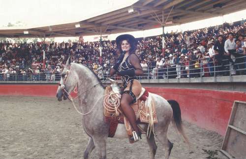  Rosa Gloria durante una presentación en Pico Rivera, Los Ángeles, California. Foto cortesía de la artista y Roberto García Ortiz